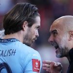 Pep Guardiola memberi instruksi Jack Grealish