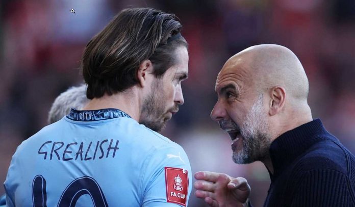 Pep Guardiola memberi instruksi Jack Grealish