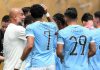 Pep Guardiola memberi instruksi kepada para pemain Manchester City
