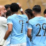 Pep Guardiola memberi instruksi kepada para pemain Manchester City