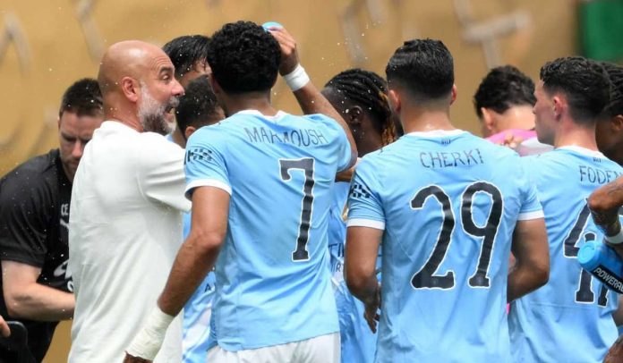 Pep Guardiola memberi instruksi kepada para pemain Manchester City