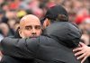 Pep Guardiola memeluk Jurgen Klopp usai laga Manchester City vs Liverpool pada 2024