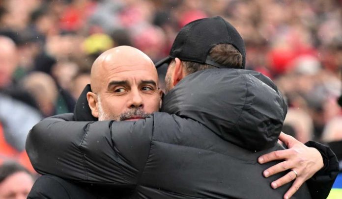 Pep Guardiola memeluk Jurgen Klopp usai laga Manchester City vs Liverpool pada 2024