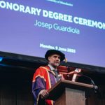 Pep Guardiola meraih gelar sarjana penghargaan