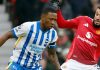 Pervis Estupihan berebut bola dengan Noussair Mazraoui