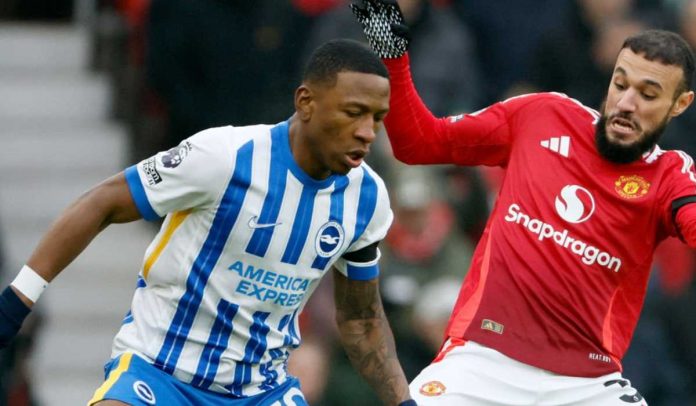 Pervis Estupihan berebut bola dengan Noussair Mazraoui