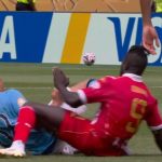 RIco Lewis dan Samuel Obeng saat terlibat perebutan bola