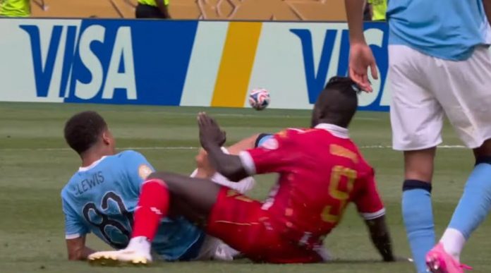 RIco Lewis dan Samuel Obeng saat terlibat perebutan bola