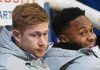 Raheem Sterling duduk bersama Kevin de Bruyne di bangku cadangan Manchester City