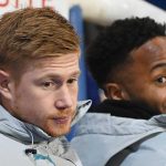 Raheem Sterling duduk bersama Kevin de Bruyne di bangku cadangan Manchester City