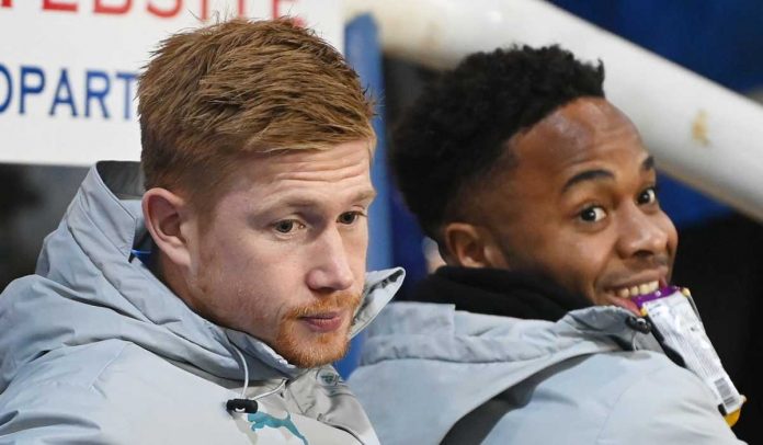 Raheem Sterling duduk bersama Kevin de Bruyne di bangku cadangan Manchester City