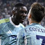 Randal Kolo Muani merayakan gol bersama Francesco Conceicao