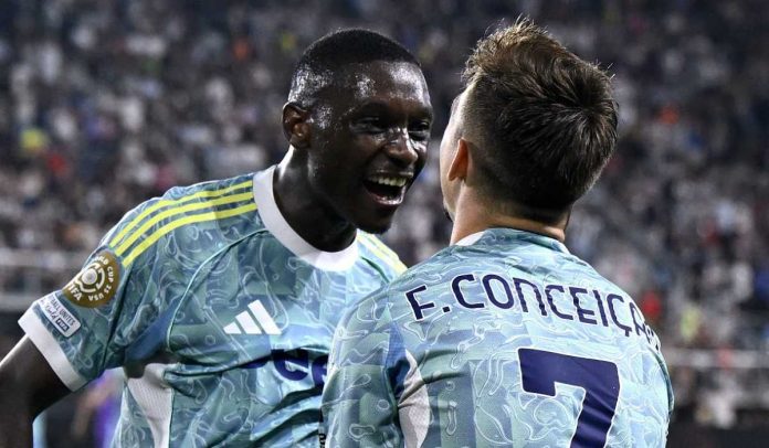 Randal Kolo Muani merayakan gol bersama Francesco Conceicao