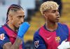 Raphinha dan Lamine Yamal berdiri bersama di pertandingan Barcelona