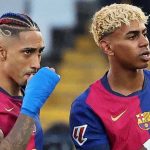 Raphinha dan Lamine Yamal berdiri bersama di pertandingan Barcelona