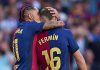 Raphinha memeluk Fermin Lopez usai mencetak gol