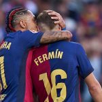 Raphinha memeluk Fermin Lopez usai mencetak gol