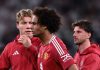 Rasmus Hojlund berbicara dengan Joshua Zirkzee
