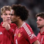 Rasmus Hojlund berbicara dengan Joshua Zirkzee