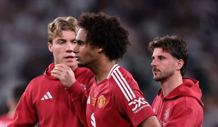 Rasmus Hojlund berbicara dengan Joshua Zirkzee