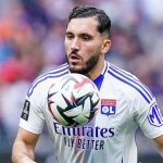 Rayan Cherki mengontrol bola dengan dadanya