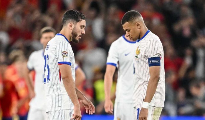 Rayan Cherki tertunduk bersama Kylian Mbappe usai Spanyol mencetak gol