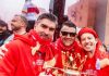 Richard Hughes, David Woodfine dan Michael Edwards merayakan trofi Premier League Liverpool