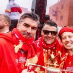 Richard Hughes, David Woodfine dan Michael Edwards merayakan trofi Premier League Liverpool