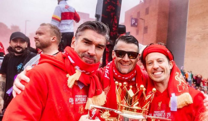 Richard Hughes, David Woodfine dan Michael Edwards merayakan trofi Premier League Liverpool
