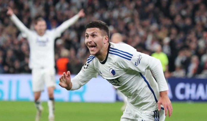 Roony Bardghji merayakan golnya ke gawang Manchester United