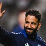 Ruben Amorim melambaikan tangan kepaada penonton