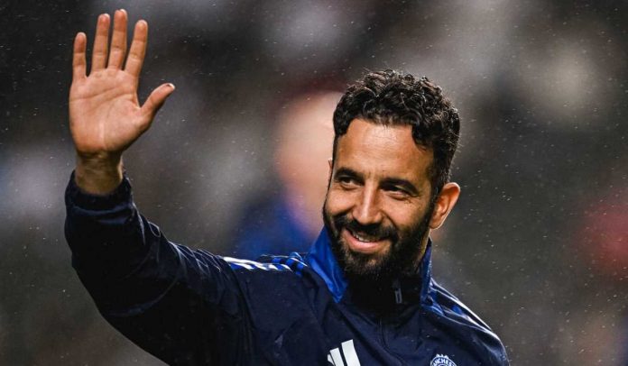 Ruben Amorim melambaikan tangan kepaada penonton