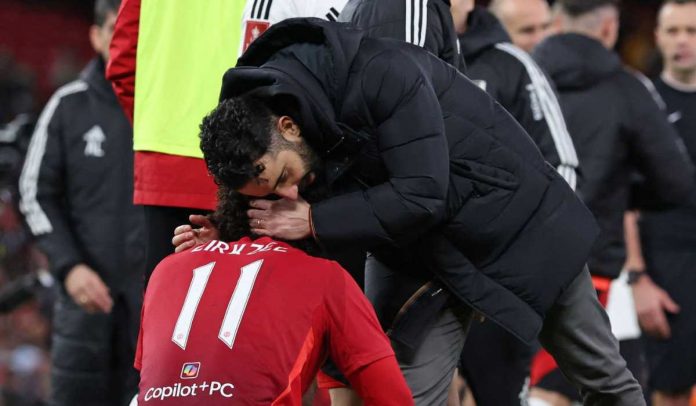 Ruben Amorim menenangkan Joshua Zirkzee usai kekalahan dari Fulham