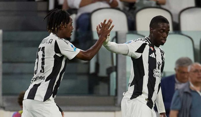 Samuel Mbangula merayakan golnya bersama Timothy Weah