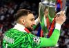 Thibaut Courtois mengangkat trofi Liga Champions