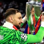 Thibaut Courtois mengangkat trofi Liga Champions