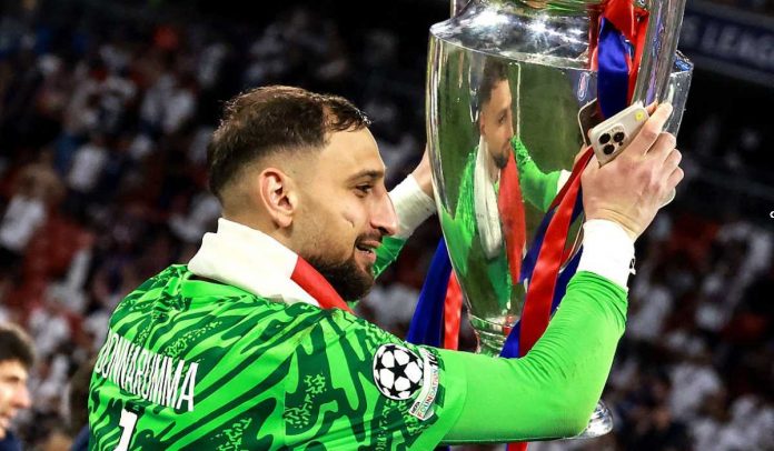 Thibaut Courtois mengangkat trofi Liga Champions