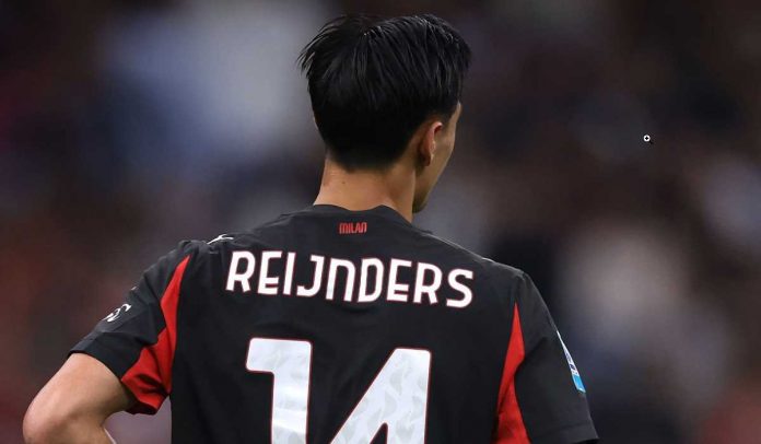 Tijjani Reijnders tampak dari belakang di laga AC Milan vs Monza