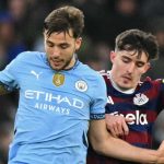 Tino Livramento berebut bola dengan Nico Gonzalez