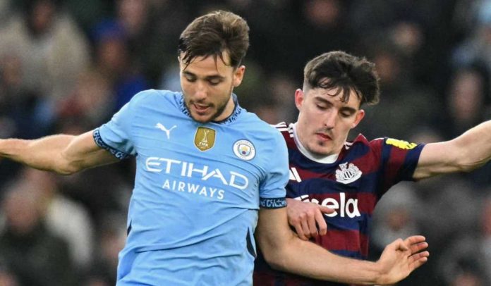 Tino Livramento berebut bola dengan Nico Gonzalez
