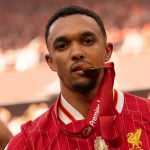 Trent Alexander-Arnold memamerkan medali Premier League yang dimenangkannya