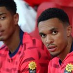 Trent Alexander Arnold duduk di bench bersama Jude Bellingham