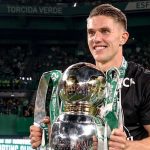 Victor Gyokeres mengangkat trofi Liga Portugal