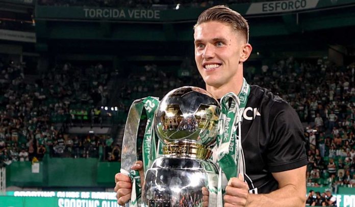 Victor Gyokeres mengangkat trofi Liga Portugal