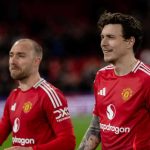 Victor Lindelof dan Christian Eriksen berjalan keluar lapangan