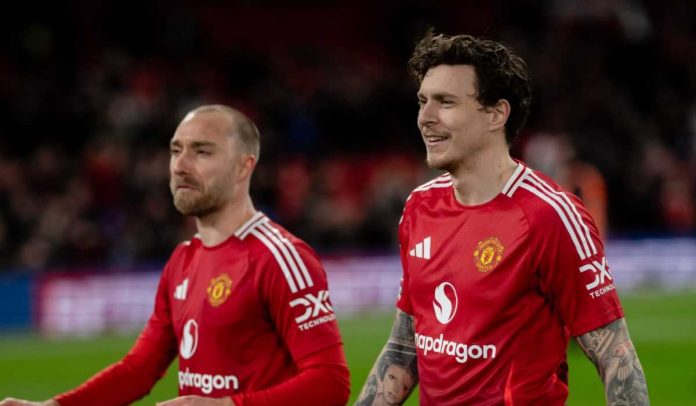 Victor Lindelof dan Christian Eriksen berjalan keluar lapangan