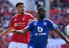 Wilfried Ndidi bertarung untuk bola melawan Morgan Gibbs-White