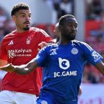 Wilfried Ndidi bertarung untuk bola melawan Morgan Gibbs-White