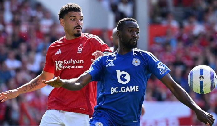 Wilfried Ndidi bertarung untuk bola melawan Morgan Gibbs-White