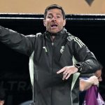 Xabi Alonso memberi instruksi kepada para pemain Real Madrid